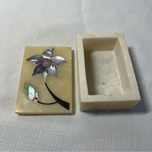 Vintage Floral Decorative Box w Purple Flower. Made in India. Inlaid in marble - Picture 3 of 5